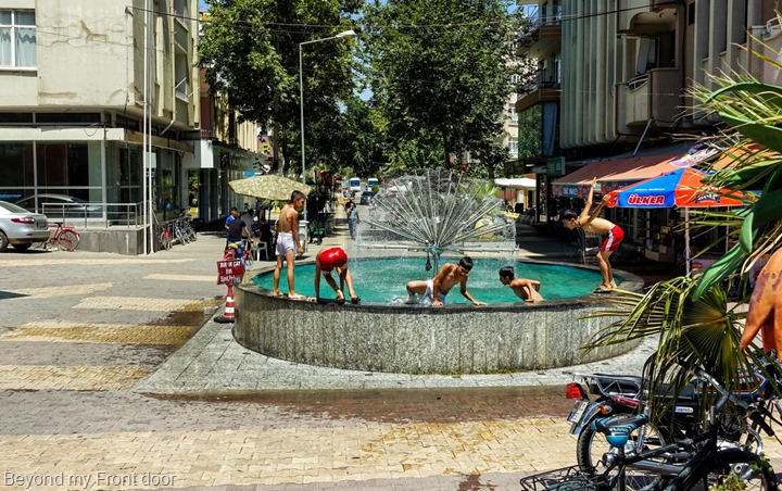 Adiyaman-children-playing Adiyaman-children-playing