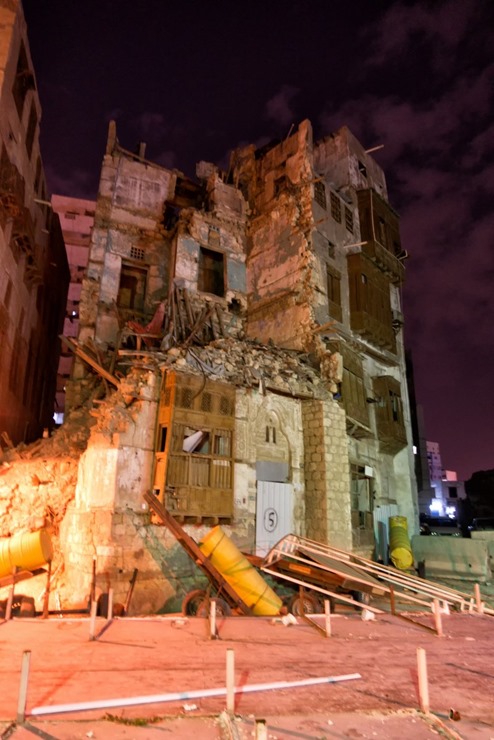 Falling down building in Jeddah Saudi Arabia Falling down building in Jeddah Saudi Arabia