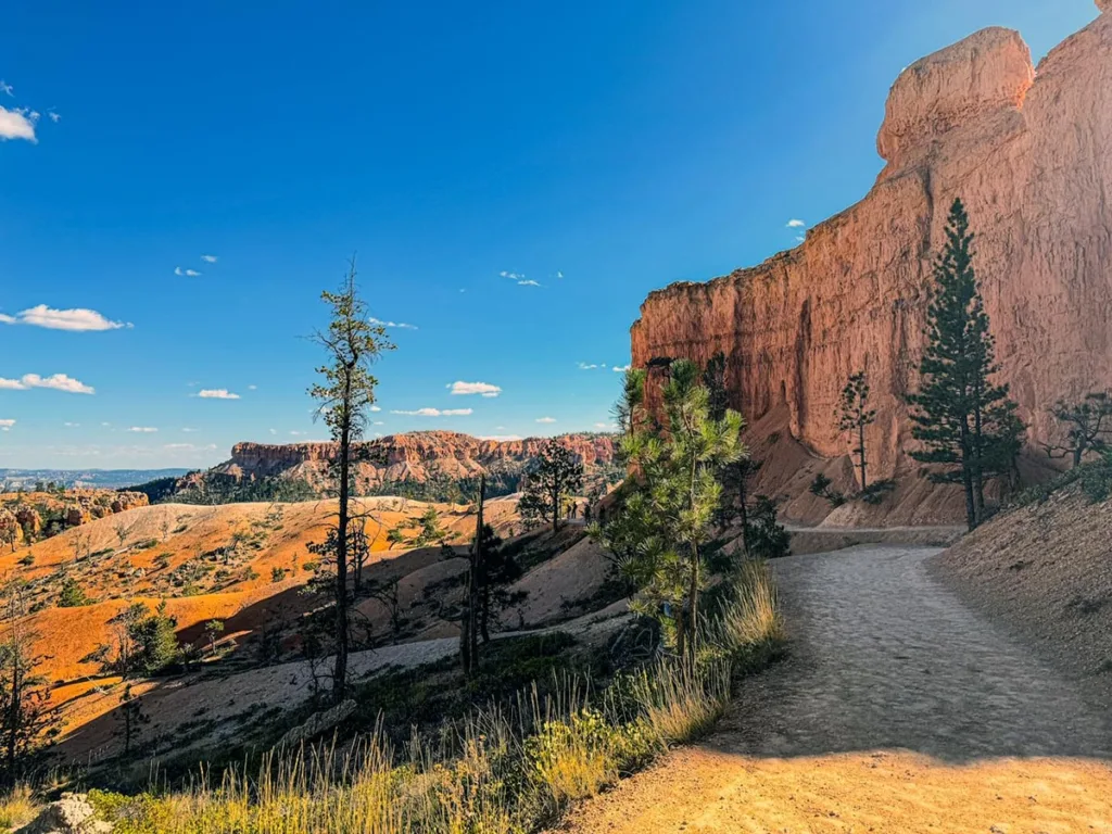 Hiking along the Valley in Queens Garden Bryce Canyon